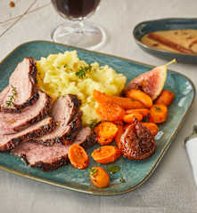 Magret de canard au miel, carottes et figues rôti, écrasé de pommes de terre à l'huile de truffe