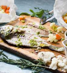 Dorada a la sal con verduras, pesto de hierbas y vinagreta de naranja