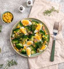 Brokułowa sałatka z jajkiem