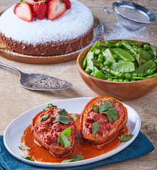 Camotes rellenos con caldillo picoso, verduras tibias y pastel de chocolate