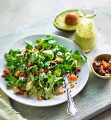 Insalata di avocado, mirtilli rossi e noci