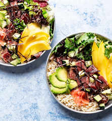 Bol de arroz basmati integral, atún y aguacate