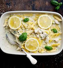 Pasta con pollo en salsa de limón y albahaca con queso ricota