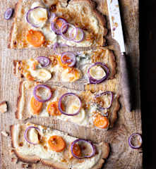 Flammekueche de sarrasin aux légumes racines et au gorgonzola
