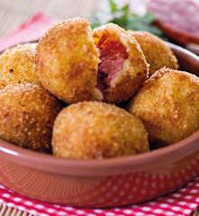 Bolinha de mandioca recheada