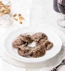 Ravioli al cacao con ripieno di ricotta e noci