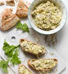 Bramborová pomazánka s kyselými okurkami