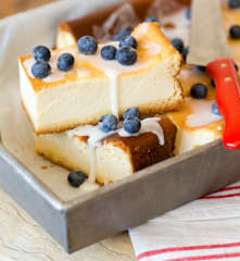 Cheesecake con mirtilli e glassa al limone