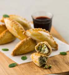 Pastéis de ricota, fiambre e ervilhas