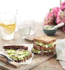 Sándwich de pepino y aguacate con crema de queso