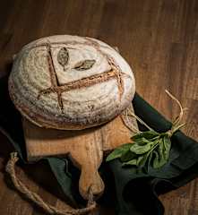 Pane alle erbe mediterranee e ricotta