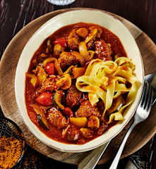 Cajun-Fleisch mit buntem Gemüse