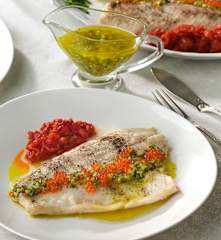 Perca asada, compota de tomate y vinagreta de huevas de salmón