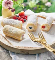 Mini-Biskuitrollen mit bunter Beerenfüllung