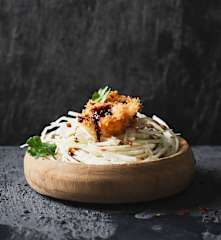 Chrupiące jajka onsen z kapustą