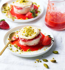 Erdbeer-Pistazien-Parfaits mit weißer Schokolade