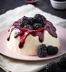 Esponjado de guanábana en salsa de zarzamoras