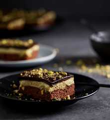 Brownie à la crème de pistache, glaçage noir