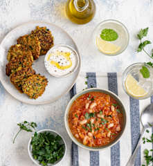 Grecka zupa fasolowa (Fasolatha); Placki z cukinii i marchewki z dipem z sera feta