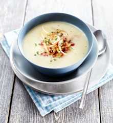 Erdäpfelsuppe mit Speck-Zwiebeln