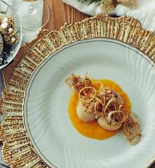 Capesante su purea di zucca, anacardi e porro croccante