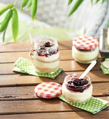 Vasitos de mango y yogur con cerezas