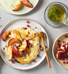 Cremige Polenta mit Pfirsichen
