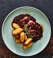 Králík s černou omáčkou