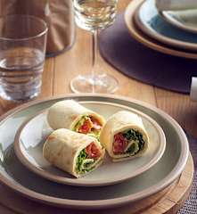 Rotoli di piadina con alici, tonno e pomodorini