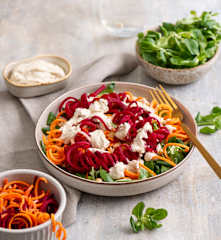 Sałatka z burakiem i ciecierzycą z dressingiem tahini (TM5)