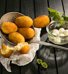 Italienische Reiskroketten mit Mozzarellakern (Arancini)