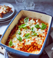 Nudelauflauf mit Salsiccia und Mozzarella