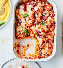 Gratin de polenta à la sauce tomate, poivrons et dinde