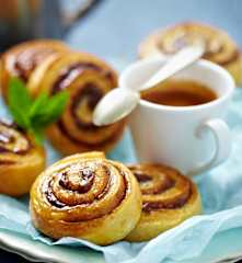 Ślimaczki drożdżowe z pastą sezamową