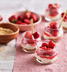 Sous-vide Stroberi dengan Mousse Cokelat Putih