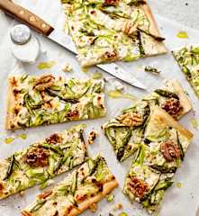 Podpłomyk ze szparagami i orzechami