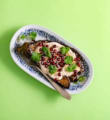 Karmelizowane bakłażany z sosem tahini i granatem