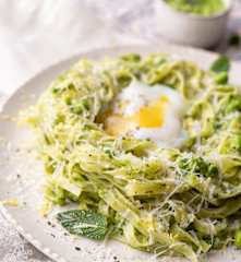 Tagliatelle au pesto de petits pois et œuf poché