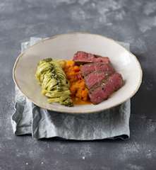 Beiriedschnitte mit Pesto Tagliatelle auf Kürbisgemüse