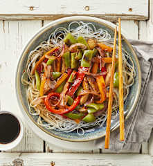 Straccetti di pollo con noodles e verdure