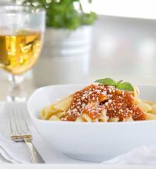 Μακαρόνια με σάλτσα ντομάτας και βασιλικό