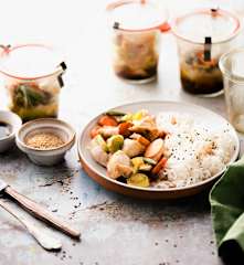 Peru e legumes em frasco com arroz