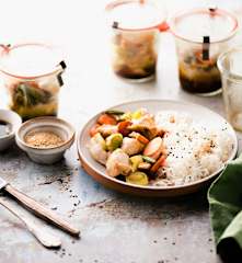 Pavo y verduras en frascos con arroz