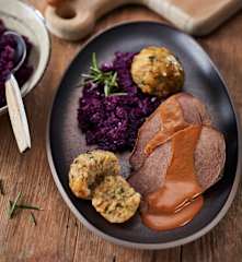 Wildschweinbraten mit Knödeln und Rotkohl