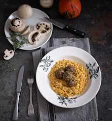 Orzo de abóbora e almôndegas de cogumelos e tomilho