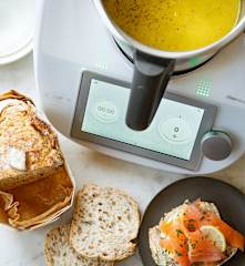 Soupe de pommes de terre et chou vert, tartines au saumon fumé
