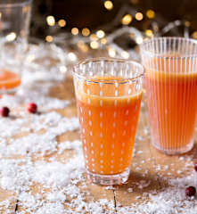Cóctel de arándano y naranja sin alcohol