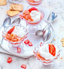 Salade rhubarbe-fraise et fromage blanc