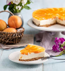 Sernik na zimno z galaretką i morelami