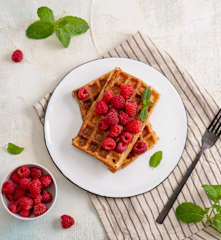 Pełnoziarniste gofry z malinami